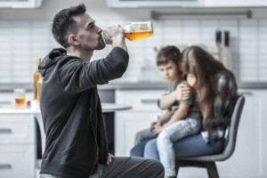 Что делать женщине, если ее муж алкоголик: советы психолога