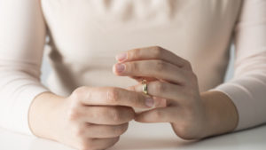 Что делать с обручальным кольцом после развода: советы психологов и астрологов