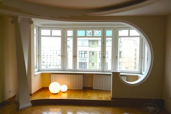 Как соединить балкон с комнатой и украсить ее?